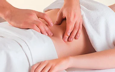 Masaje relajante en cabeza y rostro