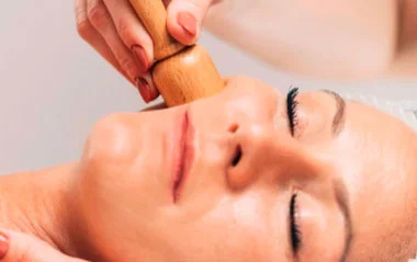 Tratamiento facial relajante con ojos cerrados