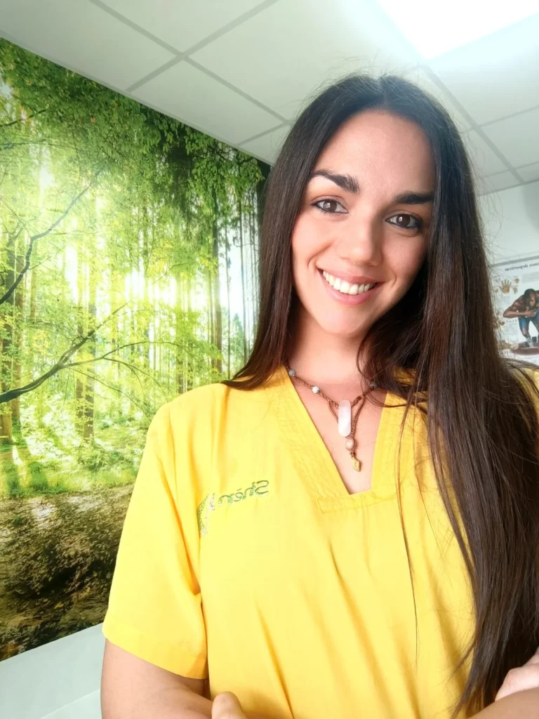 Terapeuta sonriendo en entorno natural