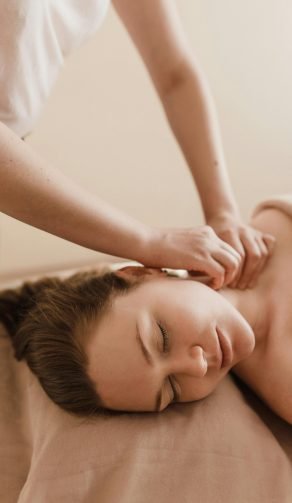 Masaje relajante en cuello y cabeza con persona recostada