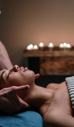 Sesión de masaje relajante con ambiente de velas